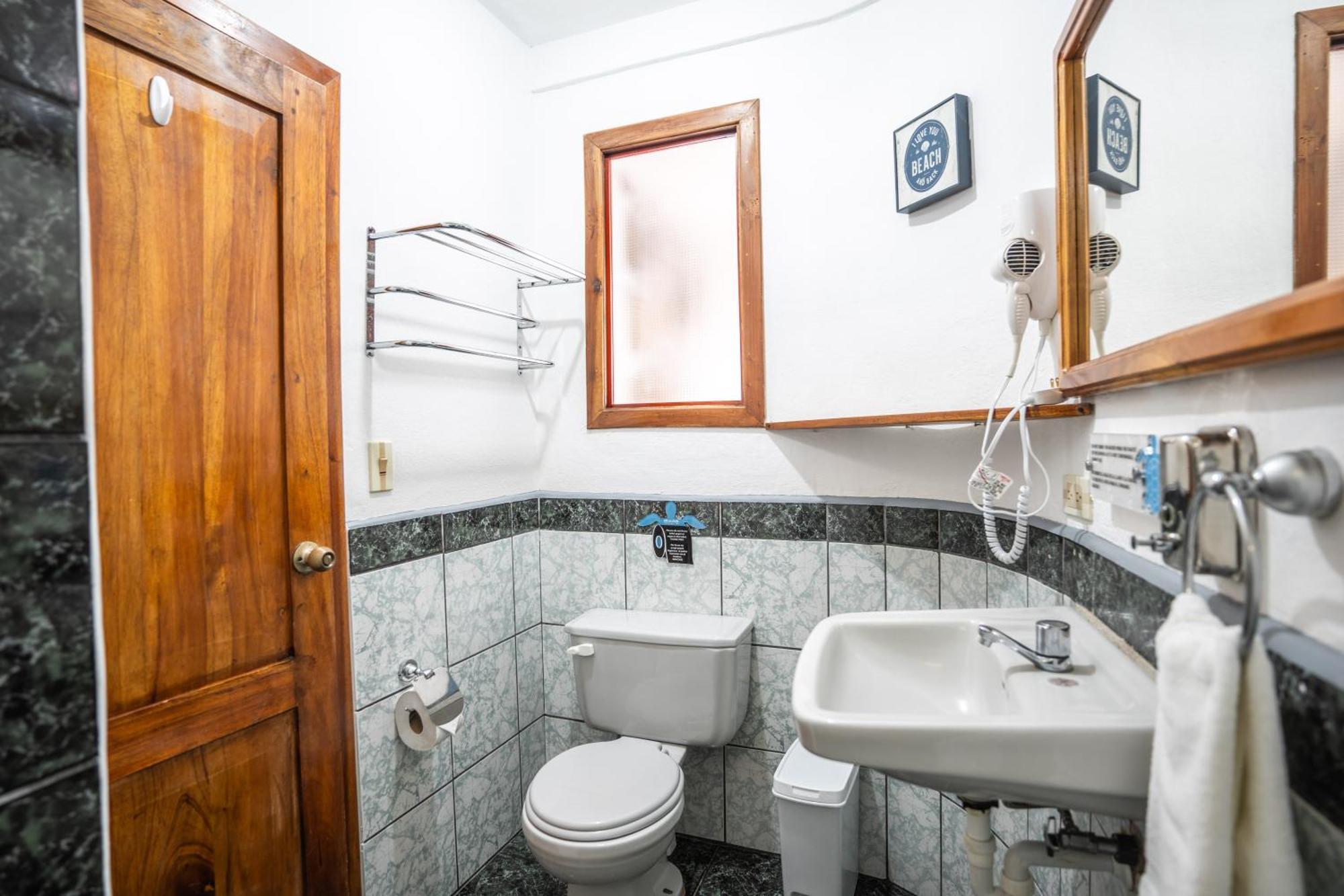 Maidith Galapagos Inn Puerto Ayora  Zewnętrze zdjęcie